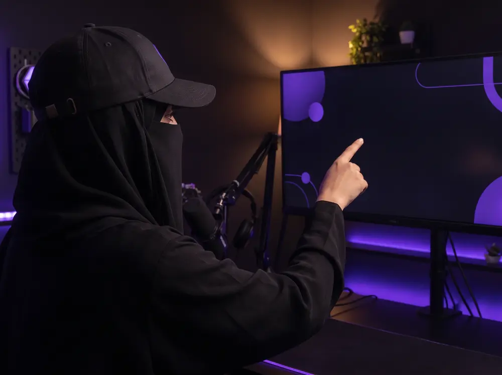 Saba Samir Shaikh teaching, pointing at a slide on her monitor.